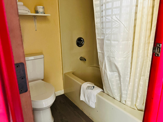 Bathroom 2, MAGNUM INN UNION CITY, Obion
