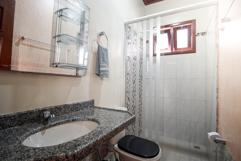 Bathroom 2, Don Preguica Hostel, Santarém