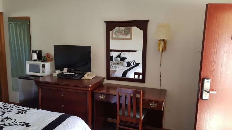 Bedroom 5, Valley Inn - Lebanon Oregon, Linn