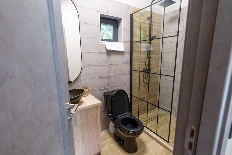 Bathroom, Alma Lake, Francesti