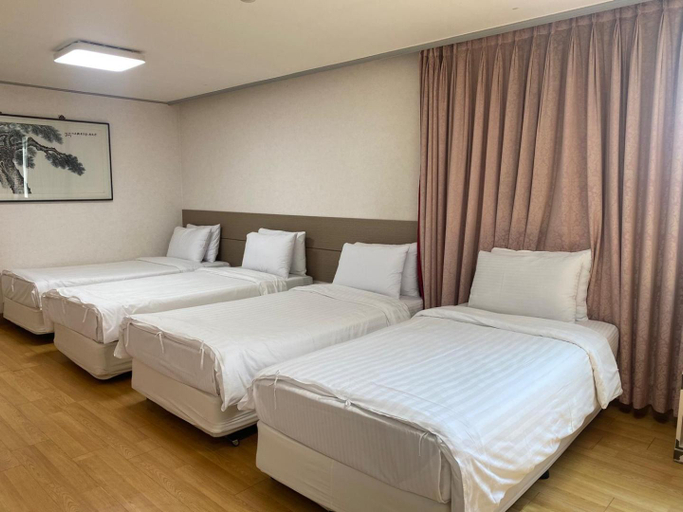 Bedroom 2, Core Hotel, Jeju