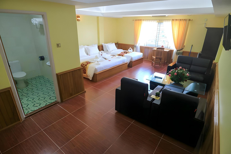 Bedroom, Golden Gum-Kino Hotel , Taunggye