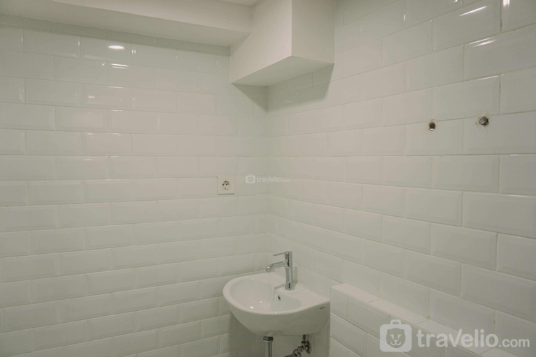 Bathroom, Exclusive 3BR Loft at Kingland Avenue By Travelio, Tangerang