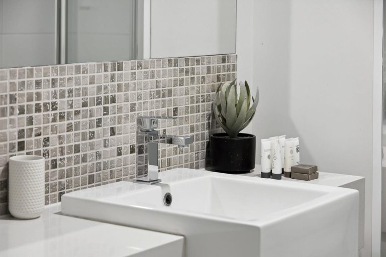 Bathroom 2, Yaran Suites, Rockingham