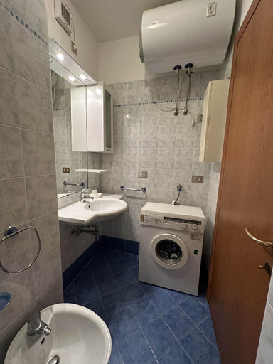 Bathroom 2, Seafront apartment in Bibione, Venezia