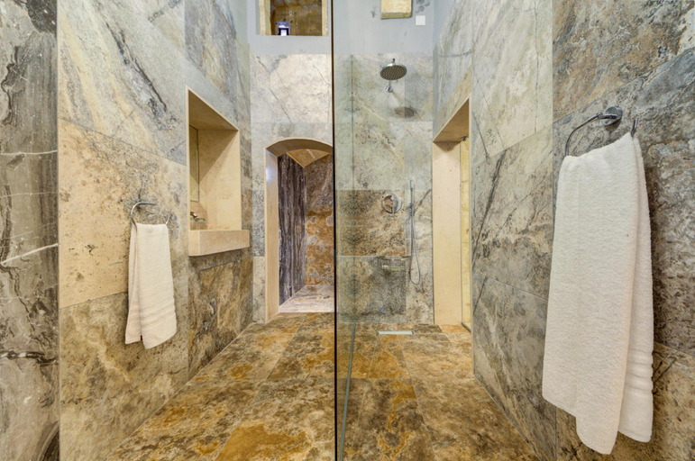 Bathroom 4, Medieval Maltese Gem 800-Year-Old House near Mdina, Rabat