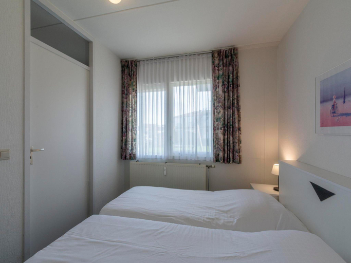 Bedroom 2, Beach Apartment 5 for 4 guests in Callanstoog, Zijpe