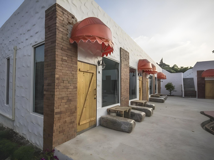Exterior & Views