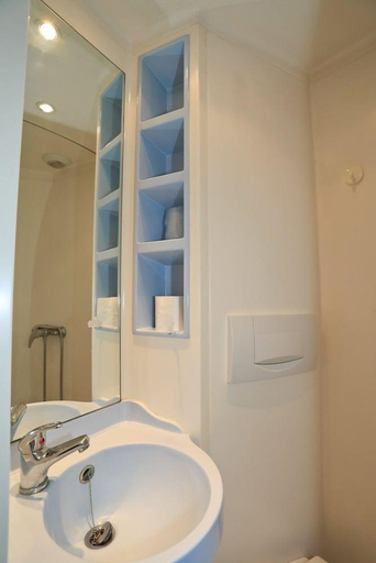 Bathroom 3, P'tit Dej-HOTEL Bordeaux Est, Gironde