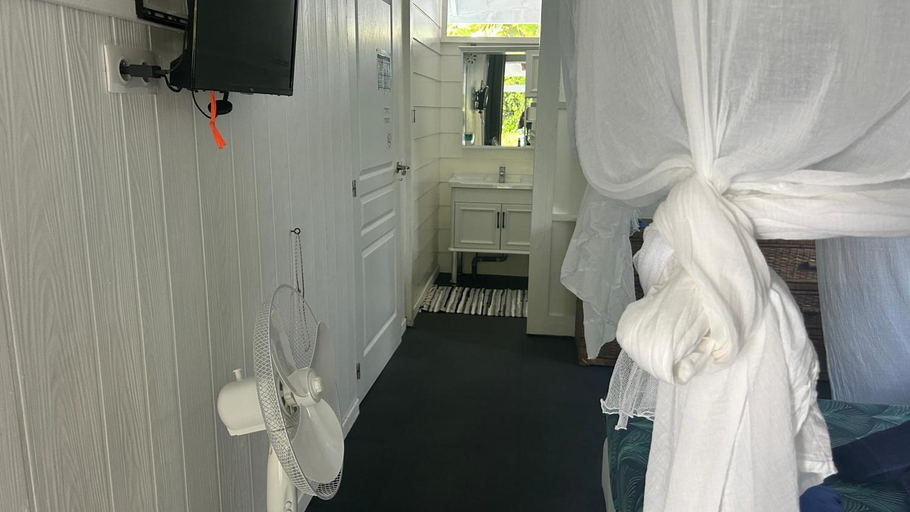 Bedroom 2, LE FARE BLEU Chambres d'hotes climatisees en bord de lagon a Tiputa Rangiroa - velos gratuits et sno