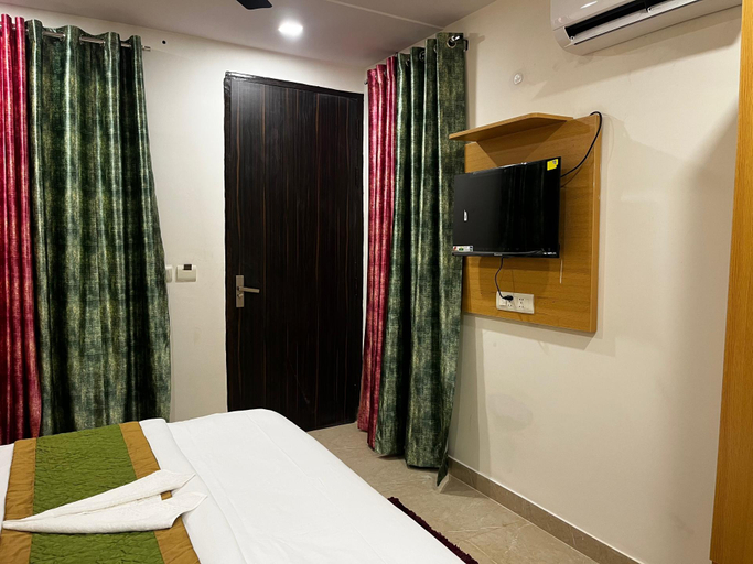 Bedroom 3, Roomquet Comfort Inn, Kaushambi