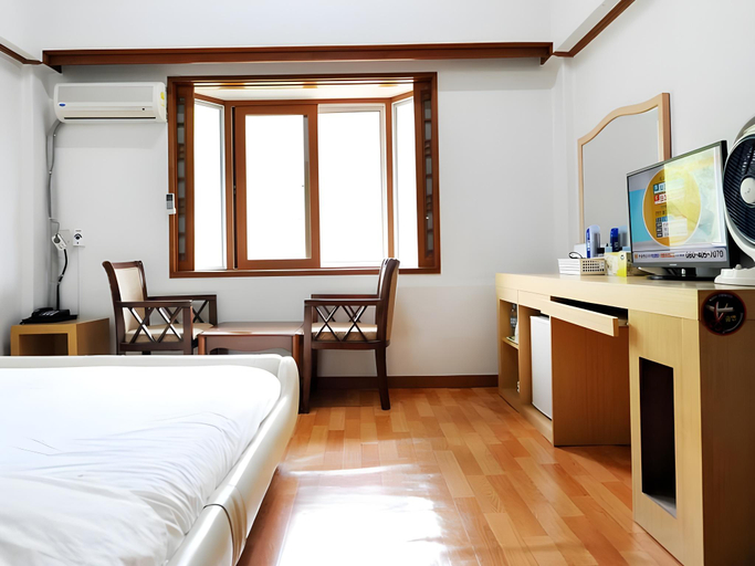 Bedroom 2, Goodstay Jirisan Little Prince Pension, Gurye