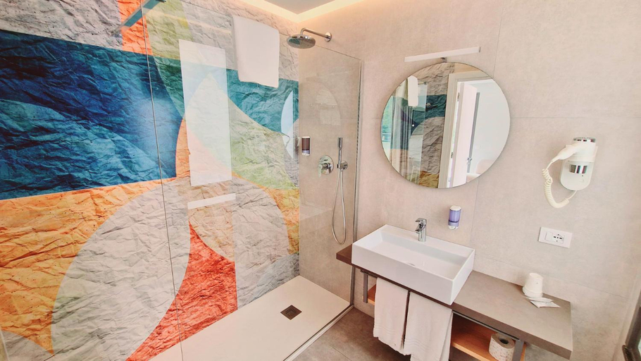 Bathroom 5, Saracen Sands Hotel and Congress Centre, Palermo