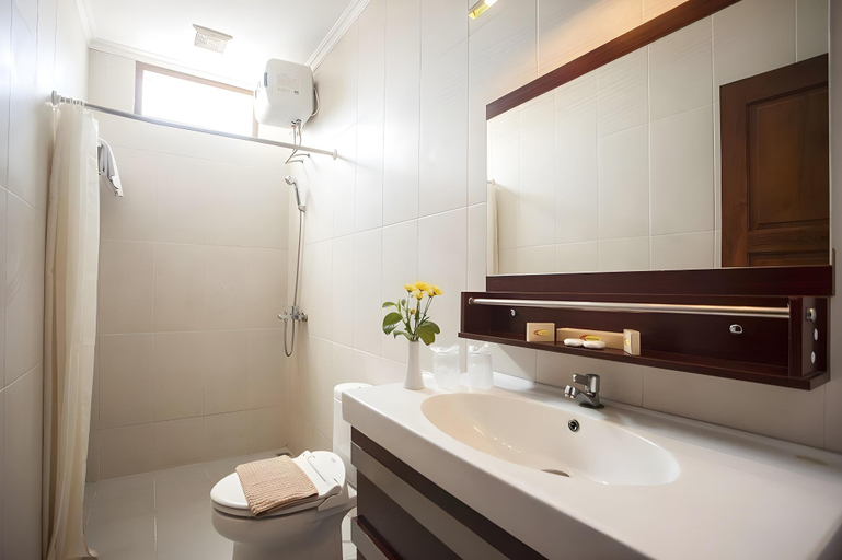 Bathroom, Rosalia Indah Hotel, Yogyakarta