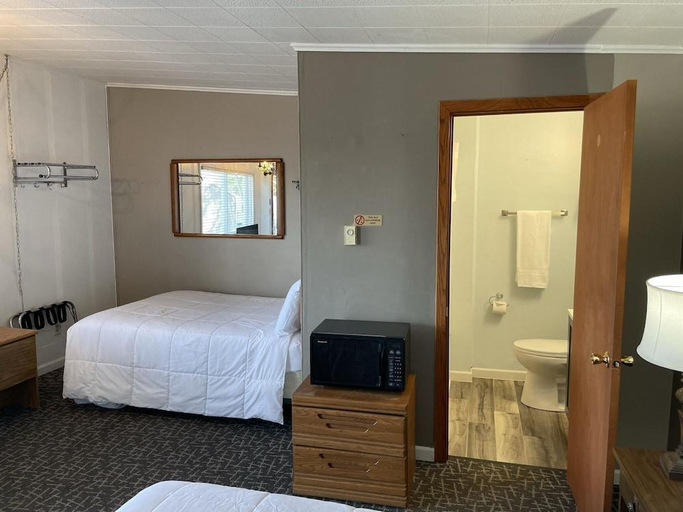 Bedroom 2, Sunset Motel, Goodhue