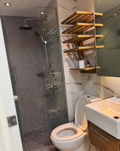 Bathroom, Modern Condo with Premium Beach View at Azure Urban Resort Residences - Vesta Property, Parañaque