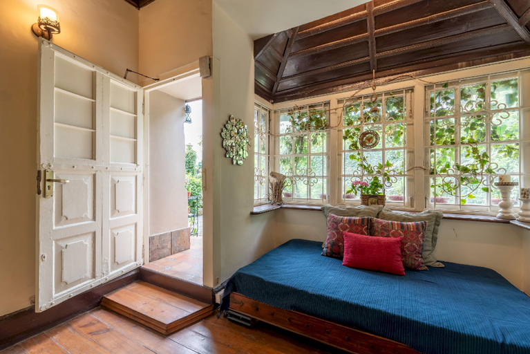 Bedroom 2, Mystic Abode Colonial House w a Garden by Roamhome, Nainital