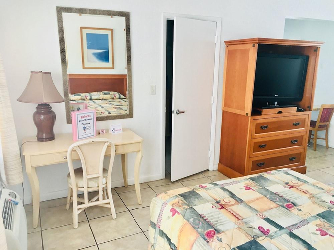 Bedroom 2, Richard's Motel Courtyard, Broward