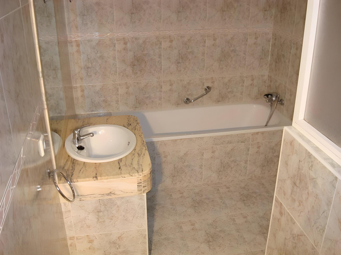 Bathroom 4, Univers, Girona