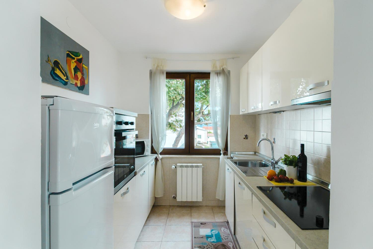 Kitchen 4, Villa Krasa sea view apartmants with pool, Ližnjan