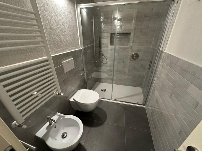 Shower 5, S. Andrea, Vercelli