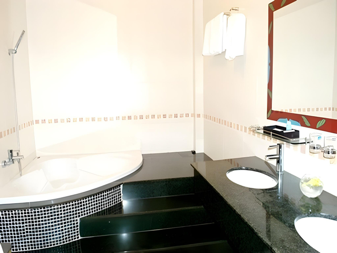 Bathroom 3, Nathalie's Vung Tau Restaurant & Hotel, Ho Chi Minh City