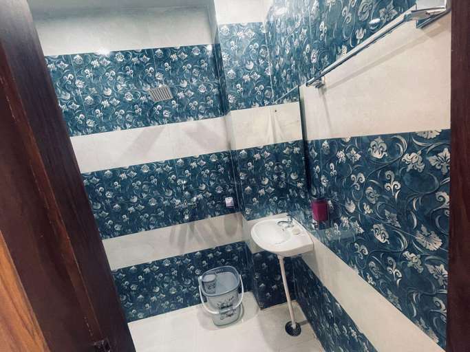 5, Shree Madhav Hotel, Kaushambi