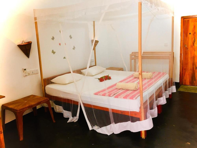 Bedroom 3, Beach Wave Hotel, Pothuvil