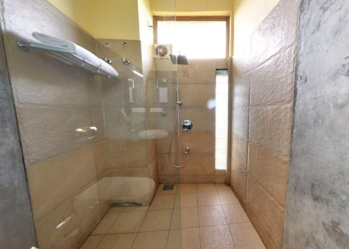 Bathroom 3, Jungle Edge Resort, Wayanad