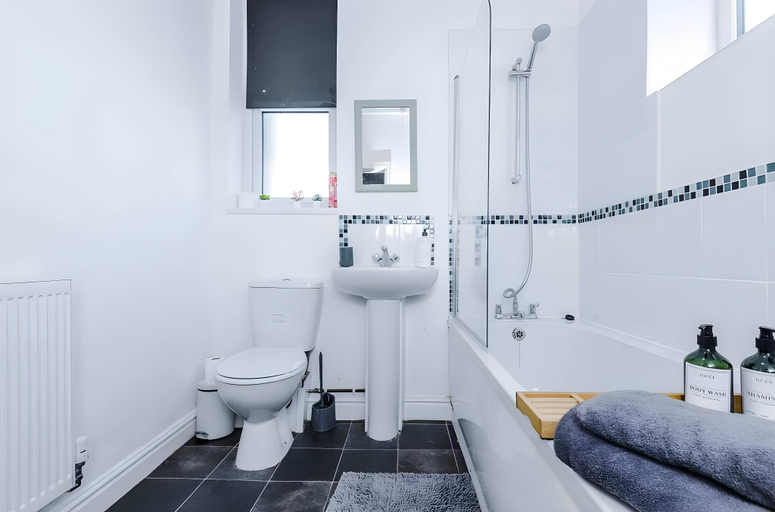 Bathroom 2, Spacious One-Bedroom Apartment in Saint Helens, Saint Helens