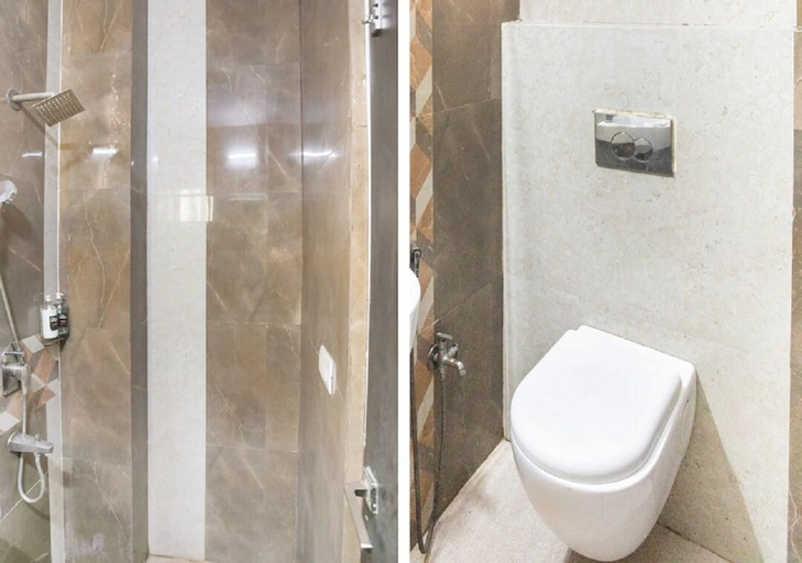 Bathroom 3, Sangvi Palace Hotel, Gautam Buddha Nagar