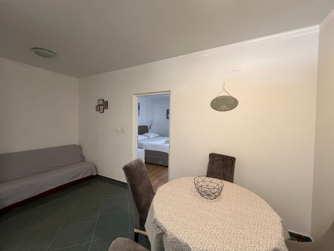 Others 3, Apartments Ana, Stari Grad