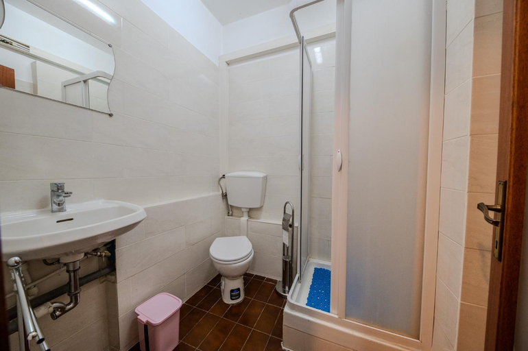 Bathroom 3, Home Mate, Lucca