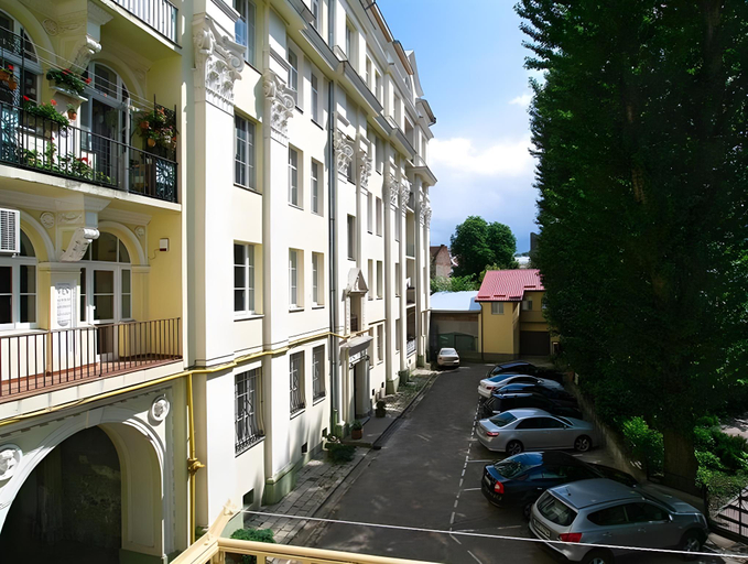 Exterior & Views