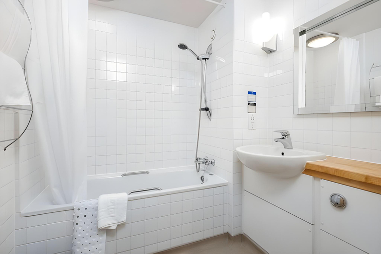 Bathroom 3, The World's End - Northampton, Northamptonshire