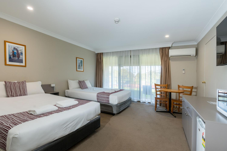 Bedroom 3, Club Inn Motel, Bland