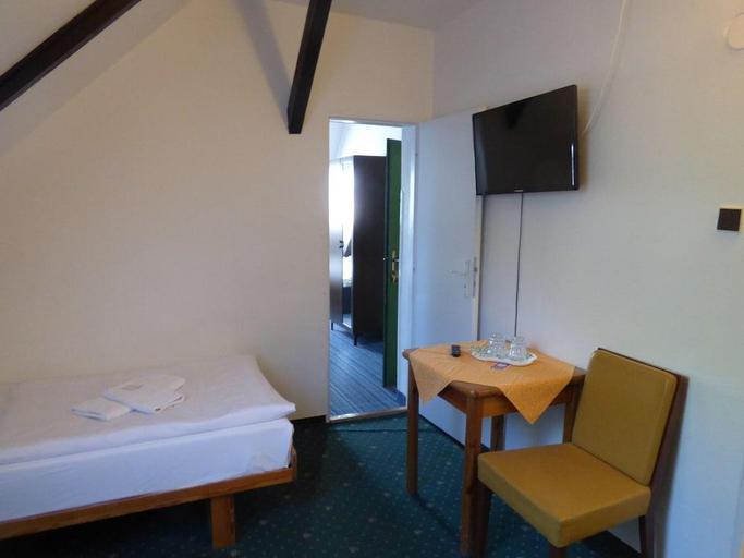 Bedroom 3, Hotel Svornost, Praha 14
