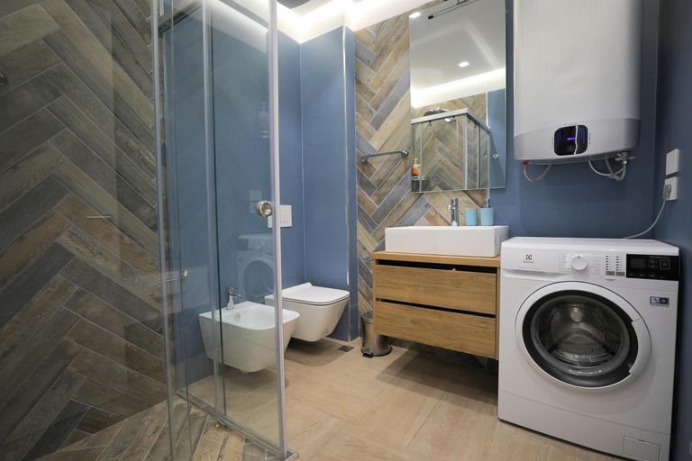 Bathroom 3, Azure Sea Apartments, Sarandës