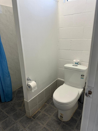 Bathroom 3, BAN BAN SPRING ROADHOUSE AND MOTEL, Gayndah