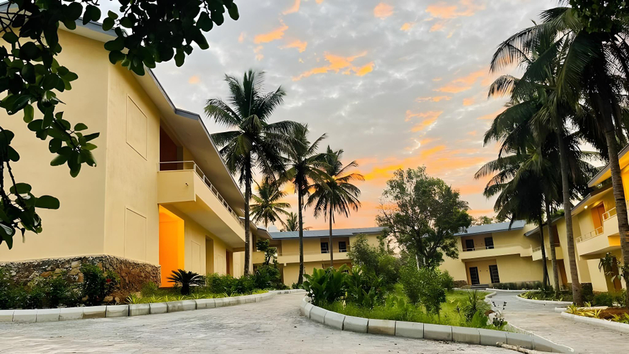 Exterior & Views