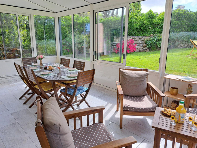 Food & Drinks 4, Holiday Home in Plouarzel near Sandy Beach, Finistère