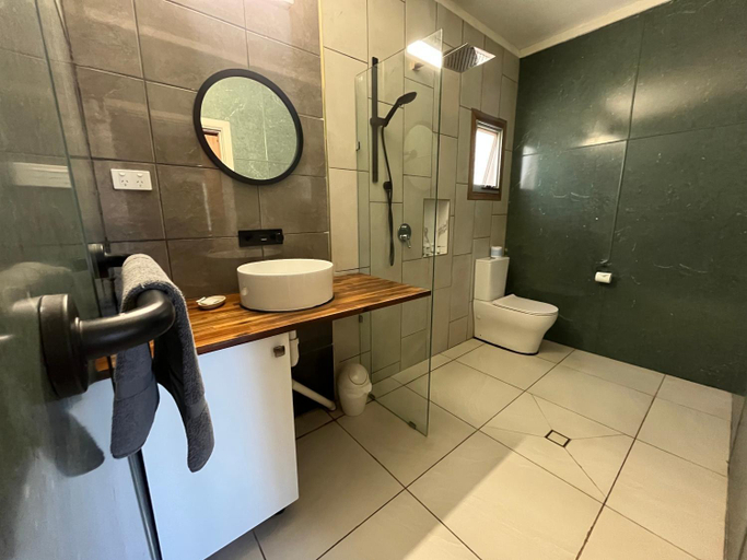Bathroom 1, Hillston Motel, Carrathool