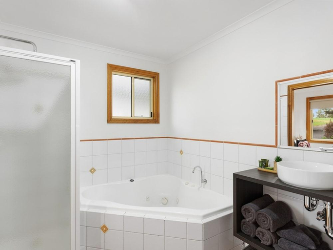 Bathroom 4, Blue Lake Holiday Park, Mount Gambier