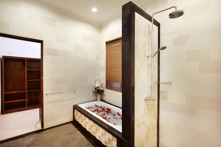 Bathroom 4, De Liza Villa Seminyak Beachside, Badung