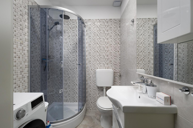 Bathroom 2, Seaview House, Kršan