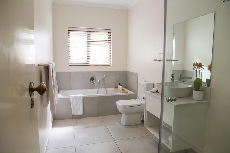 Bathroom 3, Penguino Guesthouse, Overberg