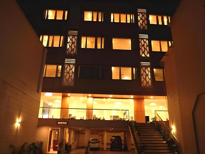 Exterior & Views