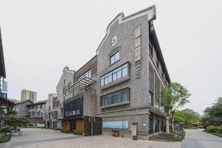 Exterior & Views