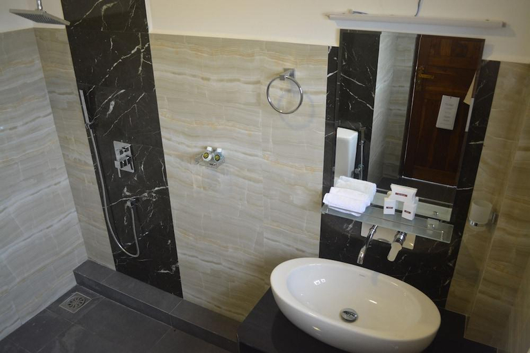 Bathroom 4, Hotel Golden Ray, Dambulla