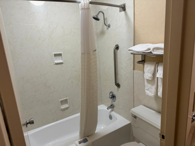 Bathroom 4, Quality Inn, Roane